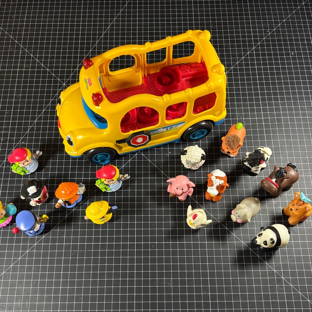 Fisher Price Little People &Little Animals &Yellow School Bus 🚌18 items in total